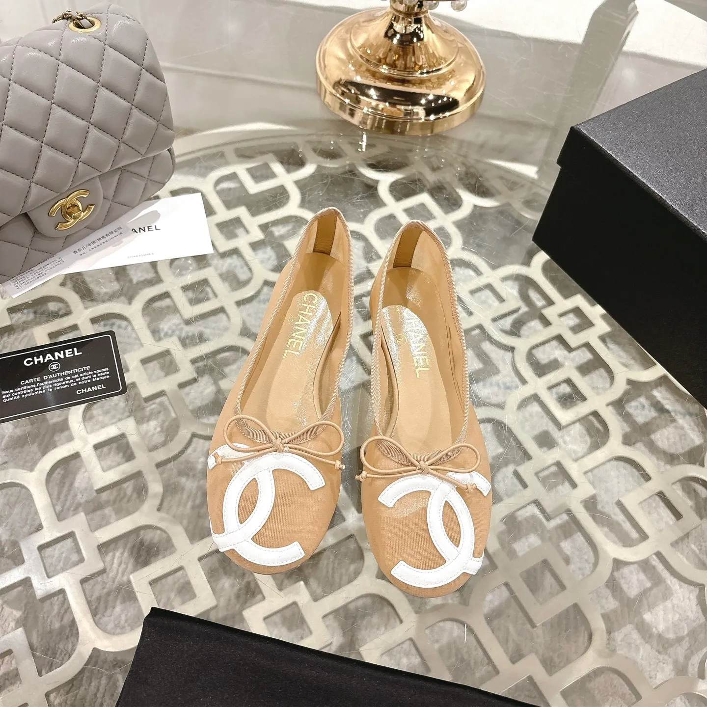 👟👟Ex-factory price 520👟👟 Mesh [purchase-level quality] CHANEL Xiaoxiang 25/A new summer bow-tie shoes 💃 This pair of "dancing shoes" is really breathtakingly beautiful! Made of cowhide fabric + exquisite electric embroidery, every detail exudes a sense of high-end ~ classic bow design, Italian genuine leather sole, comfortable and elegant on the feet, a perfect must-have for fairies!  🌟 All counters are from the same source! All materials are customized according to the original 1:1, and are developed and patterned from genuine products. The quality is absolutely assured ~ a classic that must be bought every year, a versatile artifact that looks great whether paired with skirts or jeans!  💖 The perfect finishing touch for summer outfits, sisters, just do it! 👉 Fabric: Imported sheepskin Lining: Imported sheepskin Outsole: Private molded outsole Size: 35-40